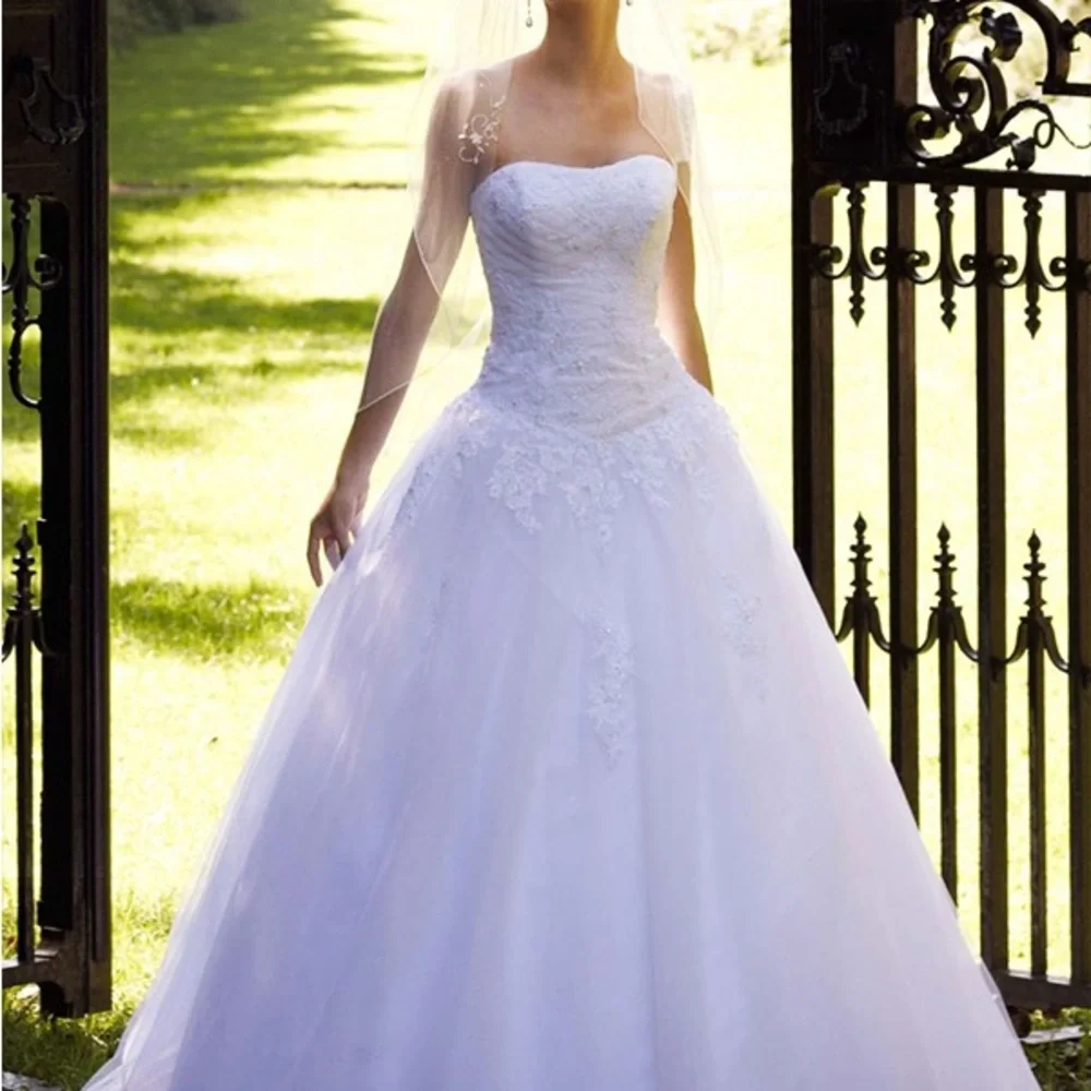 David’s Bridal Wedding Dress - Picture 3 of 8